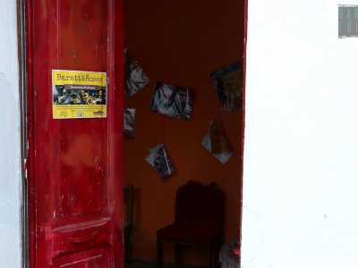 Una porta rossa permette l�ingresso nella casetta...